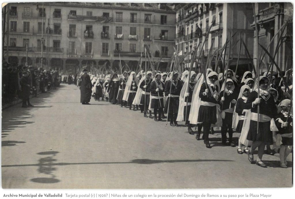 Tarjeta postal. 1926? Niñas de un colegio en la procesión del Domingo de Ramos a su paso por la Plaza Mayor (r)