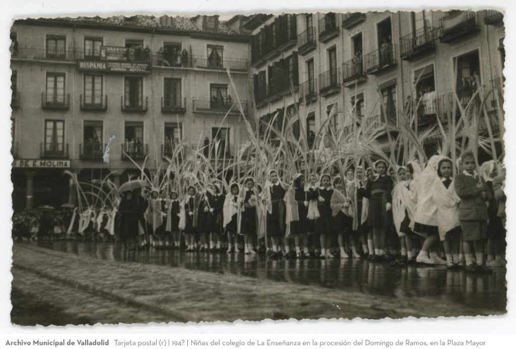 Tarjeta postal. 194? Niñas del colegio de La Enseñanza en la procesión del Domingo de Ramos, en la Plaza Mayor (atribuido)(r)