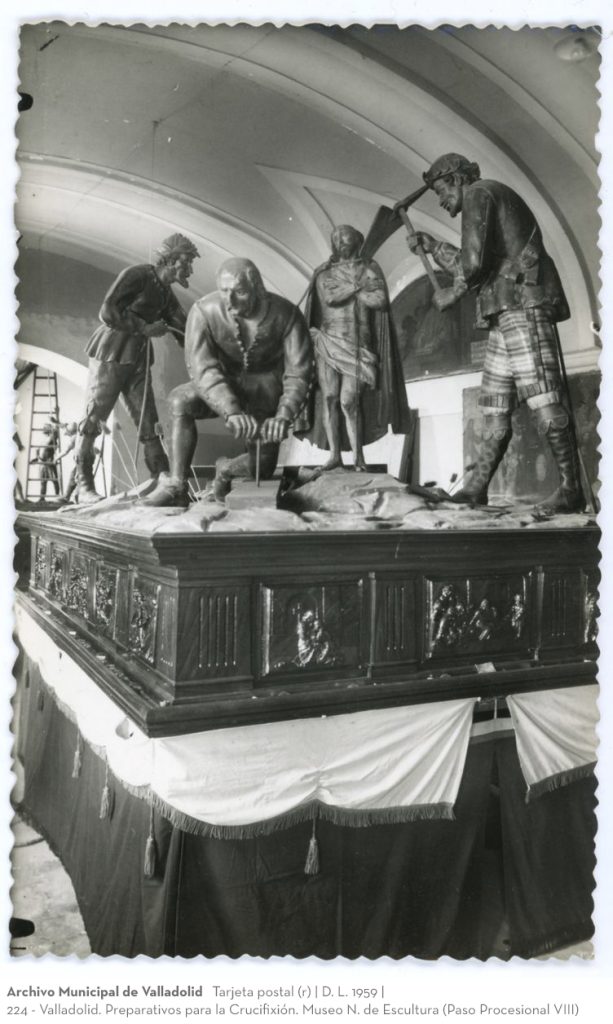 Tarjeta postal. D. L. 1959. 224 - Valladolid. Preparativos para la Crucifixión. Museo N. de Escultura (Paso Procesional VIII)(r)