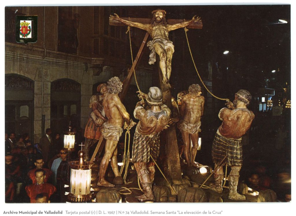 Tarjeta postal. D. L. 1967. N.º 74 Valladolid. Semana Santa "La elevación de la Cruz" (r)