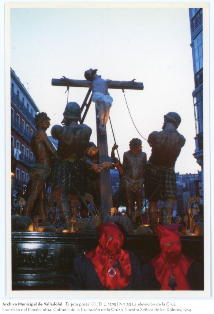 Tarjeta postal. D. L. 1995. N.º 33 La elevación de la Cruz. Francisco del Rincón. 1604. Cofradía de la Exaltación de la Cruz y Nuestra Señora de los Dolores, 1944 (r)