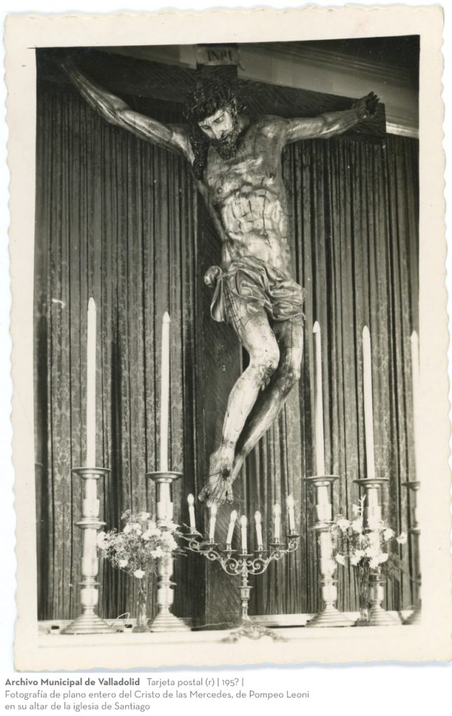 Tarjeta postal. 195? Fotografía de plano entero del Cristo de las Mercedes, de Pompeo Leoni, en su altar de la iglesia de Santiago (atribuido)(r)