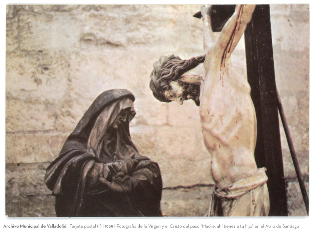 Tarjeta postal. 1965. Fotografía de la Virgen y el Cristo del paso "Madre, ahí tienes a tu hijo" en el Atrio de Santiago (atribuido)(r)