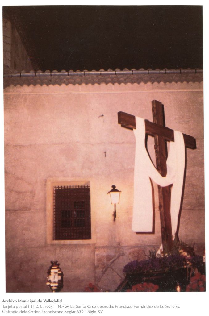 Tarjeta postal. D. L. 1995. N.º 25 La Santa Cruz desnuda. Francisco Fernández de León. 1993. Cofradía de la Orden Franciscana Seglar V.O.T. Siglo XV (r)