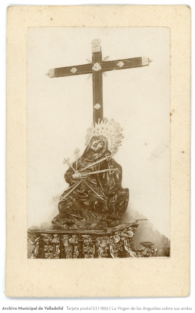 Tarjeta postal. 1895 La Virgen de las Angustias sobre sus andas (r)