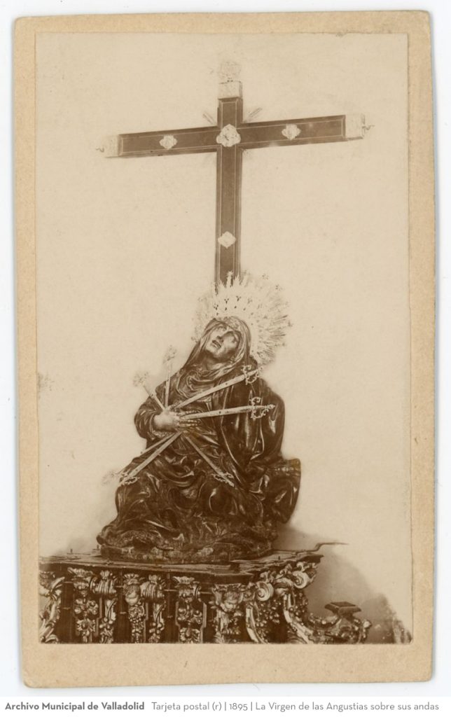 Tarjeta postal. 1895. La Virgen de las Angustias sobre sus andas (r)