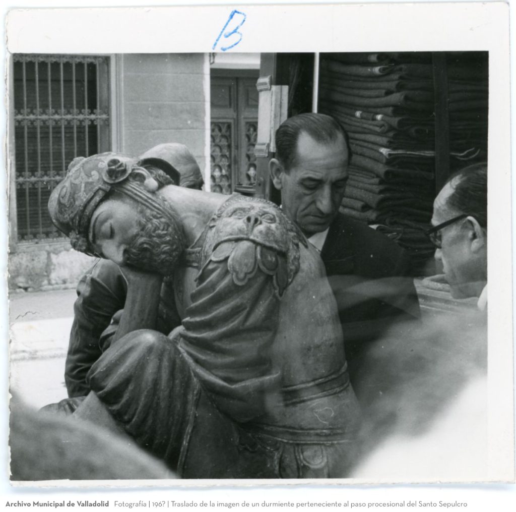 Fotografía. 196? Traslado de la imagen de un durmiente perteneciente al paso procesional del Santo Sepulcro