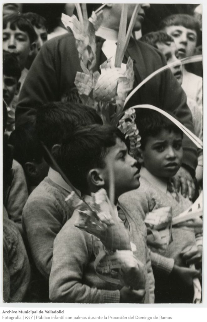 Fotografía. 197? Público infantil con palmas durante la Procesión del Domingo de Ramos