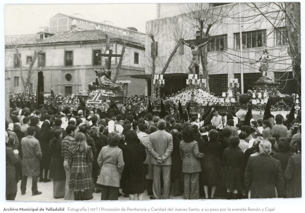 Fotografía. 197? Procesión de Penitencia y Caridad del Jueves Santo, a su paso por la avenida Ramón y Cajal