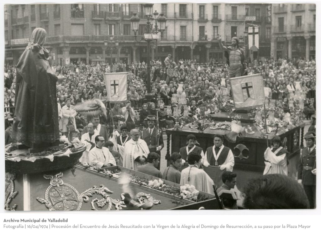 Fotografía. 16/04/1974. Procesión del Encuentro de Jesús Resucitado con la Virgen de la Alegría el Domingo de Resurrección, a su paso por la Plaza Mayor