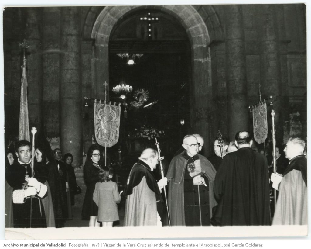 Fotografía. 197? Virgen de la Vera Cruz saliendo del templo ante el Arzobispo José García Goldaraz