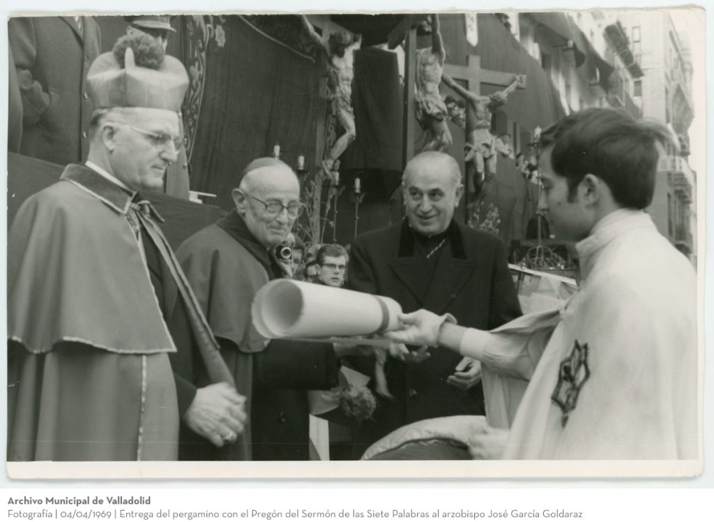 Fotografía. 04/04/1969. Entrega del pergamino con el Pregón del Sermón de las Siete Palabras al arzobispo José García Goldaraz