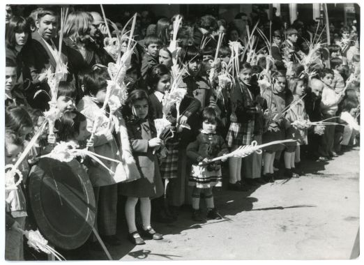 Fotografía. 197? Público infantil durante la Procesión de las Palmas del Domingo de Ramos