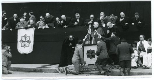 Fotografía. 10/04/1966. Tribuna de autoridades civiles y militares durante el Sermón de las Siete Palabras de Viernes Santo