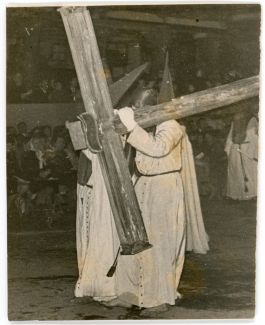 Fotografía. 197? Penitentes con cruces en la Procesión General de la Sagrada Pasión del Redentor, el Viernes Santo