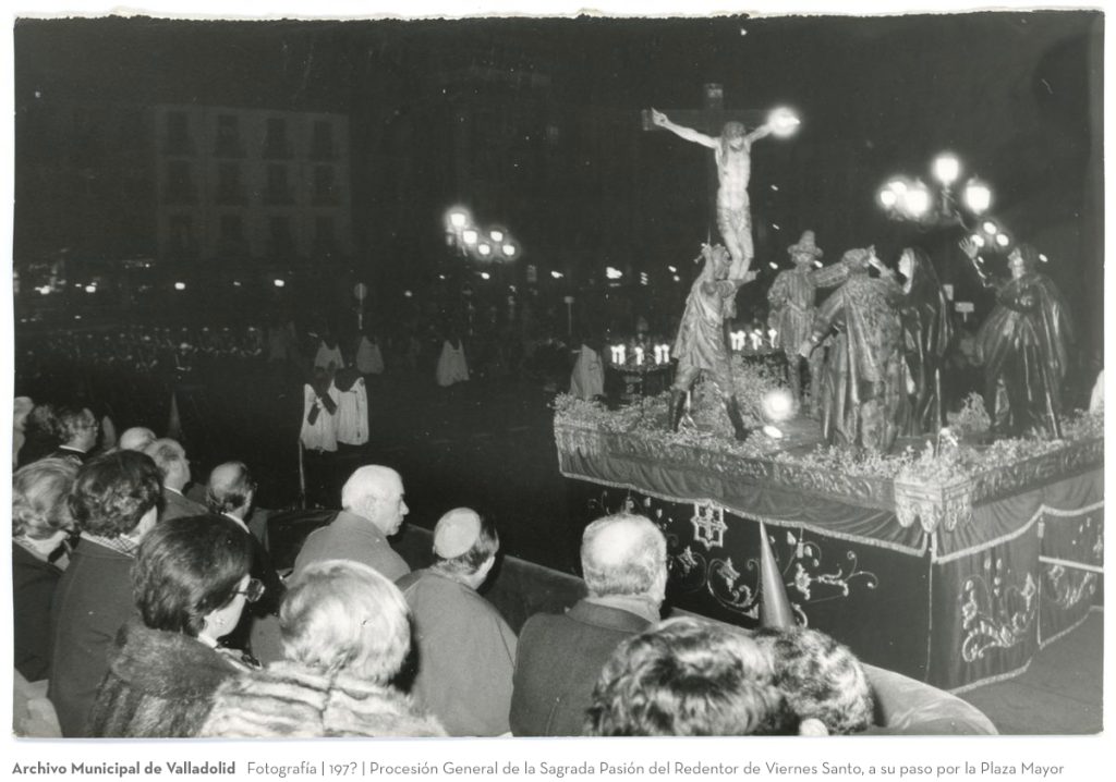 Fotografía. 197? Procesión General de la Sagrada Pasión del Redentor de Viernes Santo, a su paso por la Plaza Mayor
