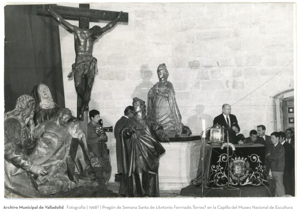 Fotografía. 1968? Pregón de Semana Santa de ¿Antonio Ferrnadis Torres? en la Capilla del Museo Nacional de Escultura