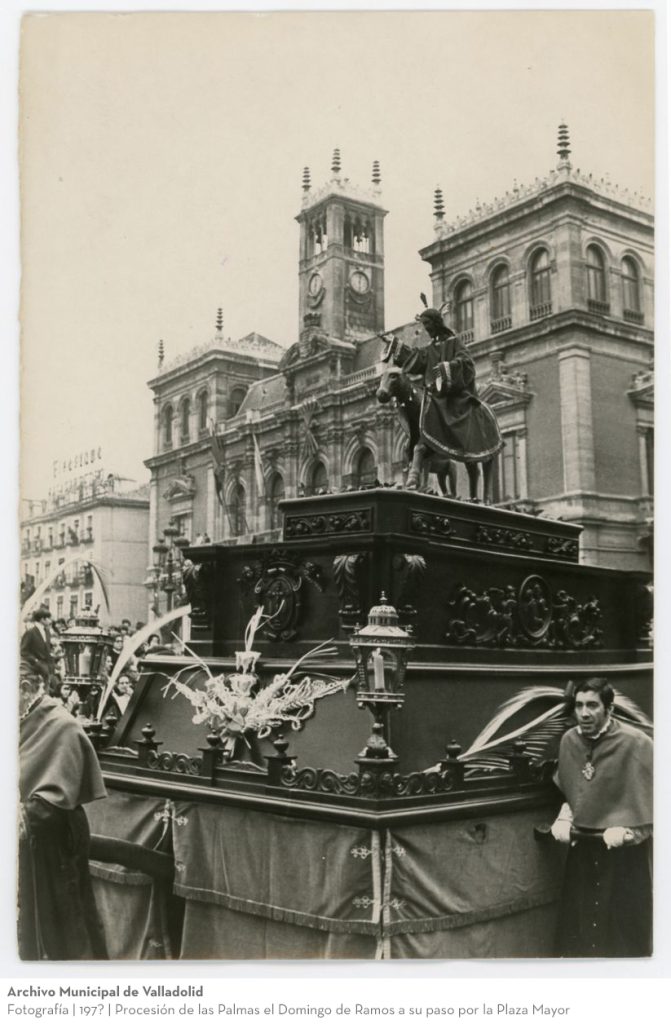 Fotografía. 197? Procesión de las Palmas el Domingo de Ramos a su paso por la Plaza Mayor