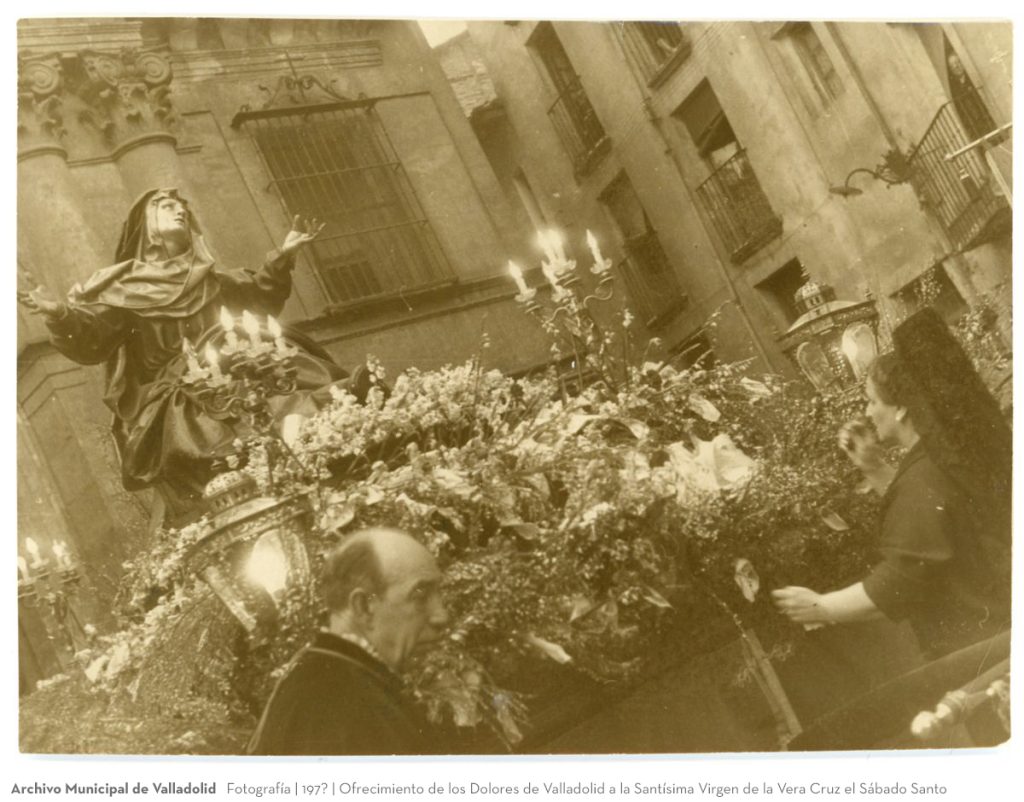 Fotografía. 197? Ofrecimiento de los Dolores de Valladolid a la Santísima Virgen de la Vera Cruz el Sábado Santo