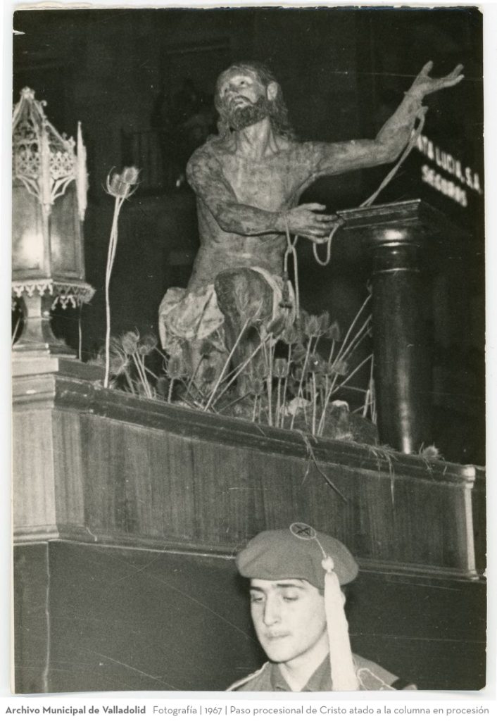 Fotografía. 1967. Paso procesional de Cristo atado a la columna en procesión