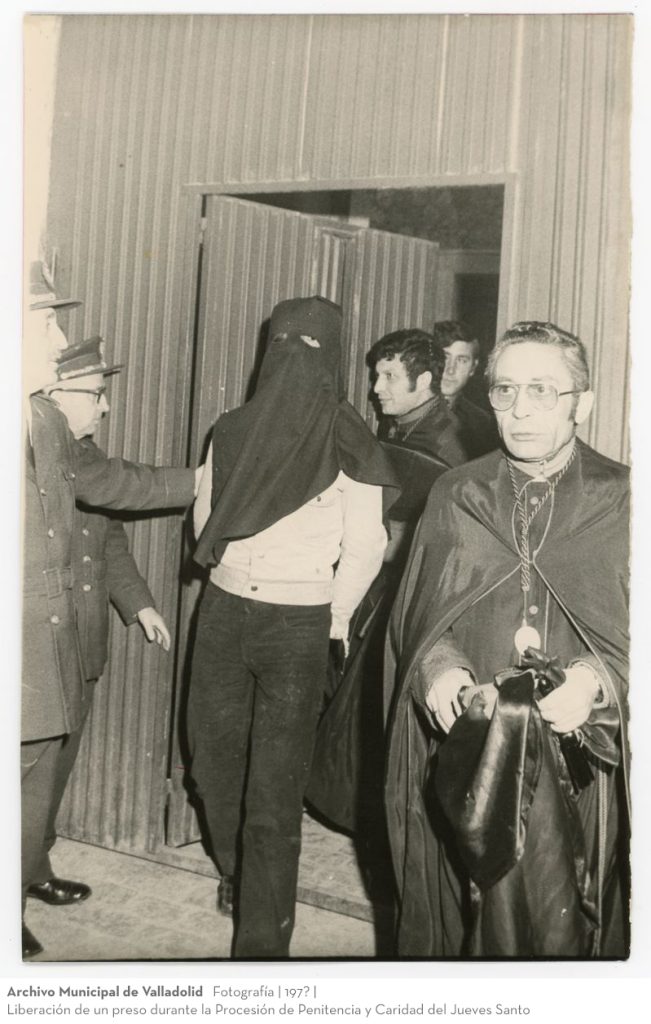 Fotografía. 197? Liberación de un preso durante la Procesión de Penitencia y Caridad del Jueves Santo