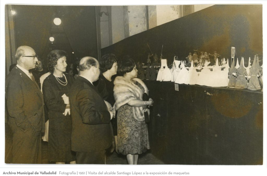 Fotografía. 1961. Visita del alcalde Santiago López a la exposición de maquetas