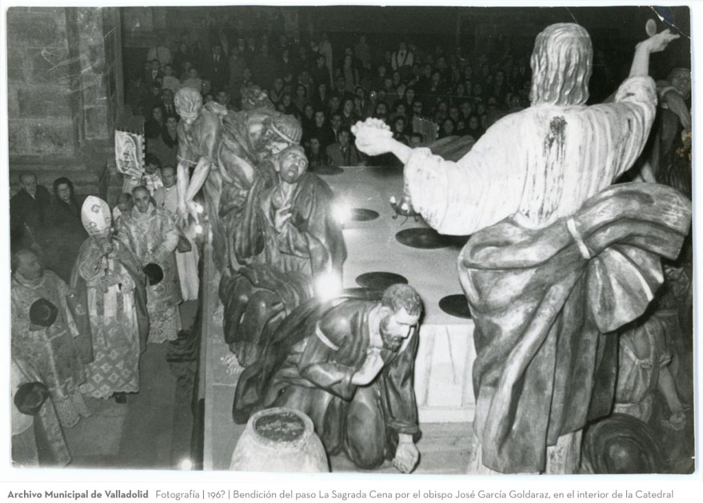 Fotografía. 196? Bendición del paso La Sagrada Cena por el obispo José García Goldaraz, en el interior de la Catedral