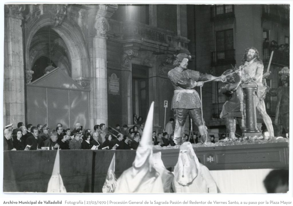 Fotografía. 27/03/1970. Procesión General de la Sagrada Pasión del Redentor de Viernes Santo, a su paso por la Plaza Mayor