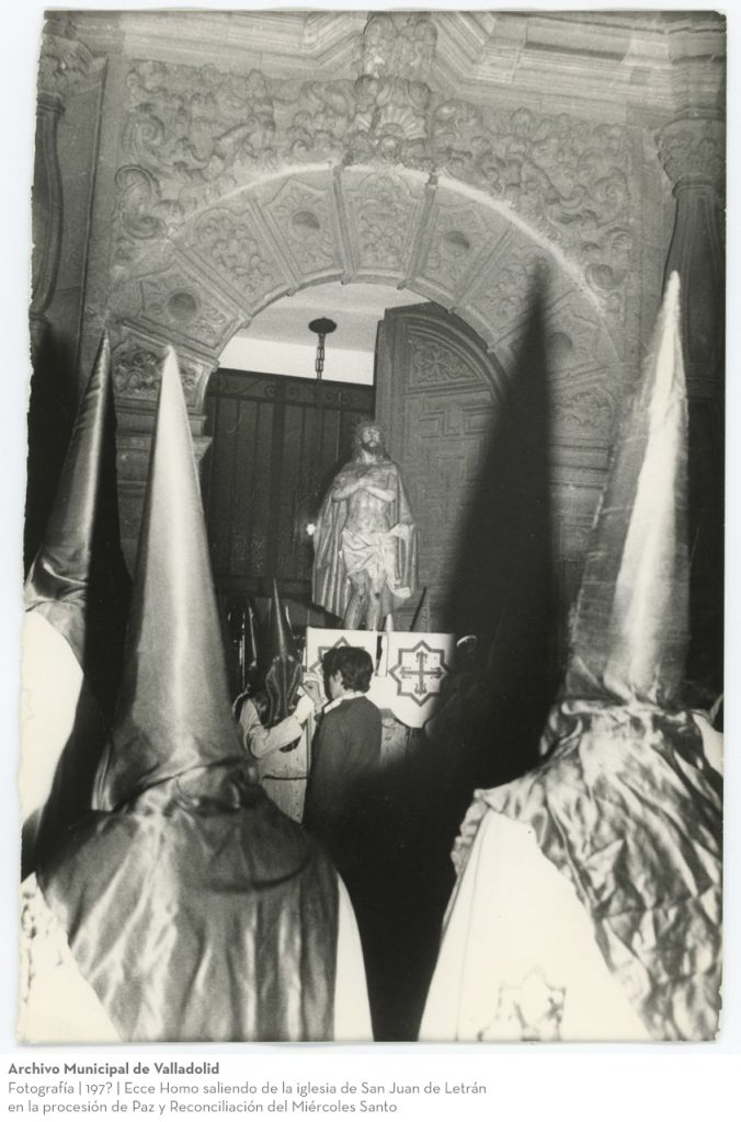 Fotografía. 197? Ecce Homo saliendo de la iglesia de San Juan de Letrán en la procesión de Paz y Reconciliación del Miércoles Santo