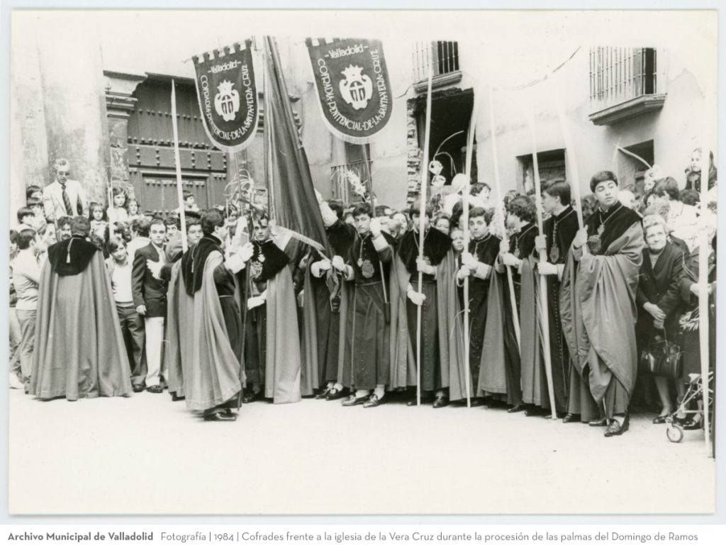 Fotografía. 1984. Cofrades frente a la iglesia de la Vera Cruz durante la procesión de las palmas del Domingo de Ramos