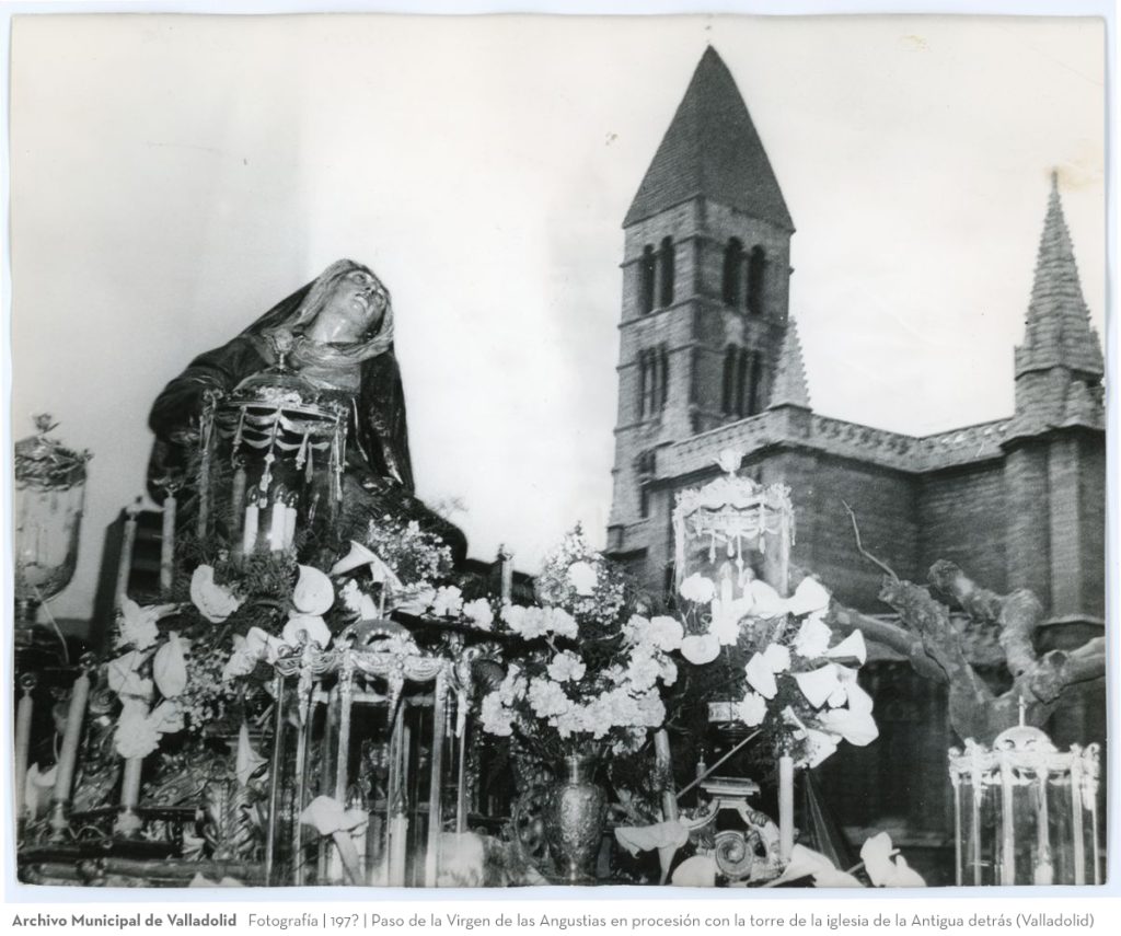 Fotografía. 197? Paso de la Virgen de las Angustias en procesión con la torre de la iglesia de la Antigua detrás (Valladolid)