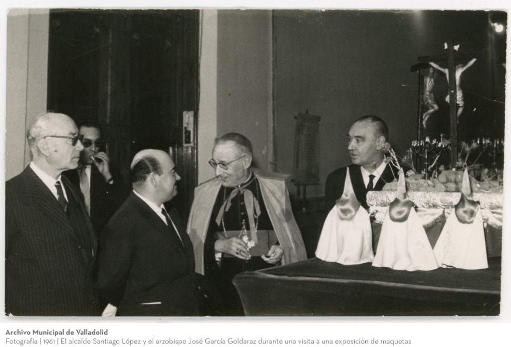 Fotografía. 1961. El alcalde Santiago López y el arzobispo José García Goldaraz durante una visita a una exposición de maquetas