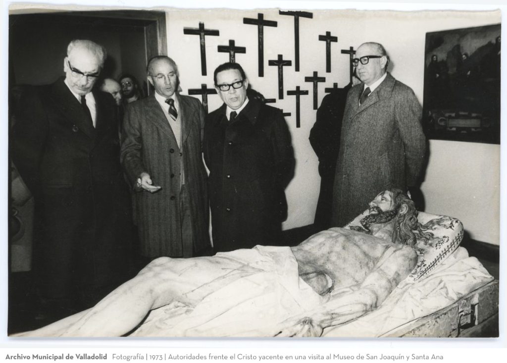 Fotografía. 1973. Autoridades frente el Cristo yacente en una visita al Museo de San Joaquín y Santa Ana