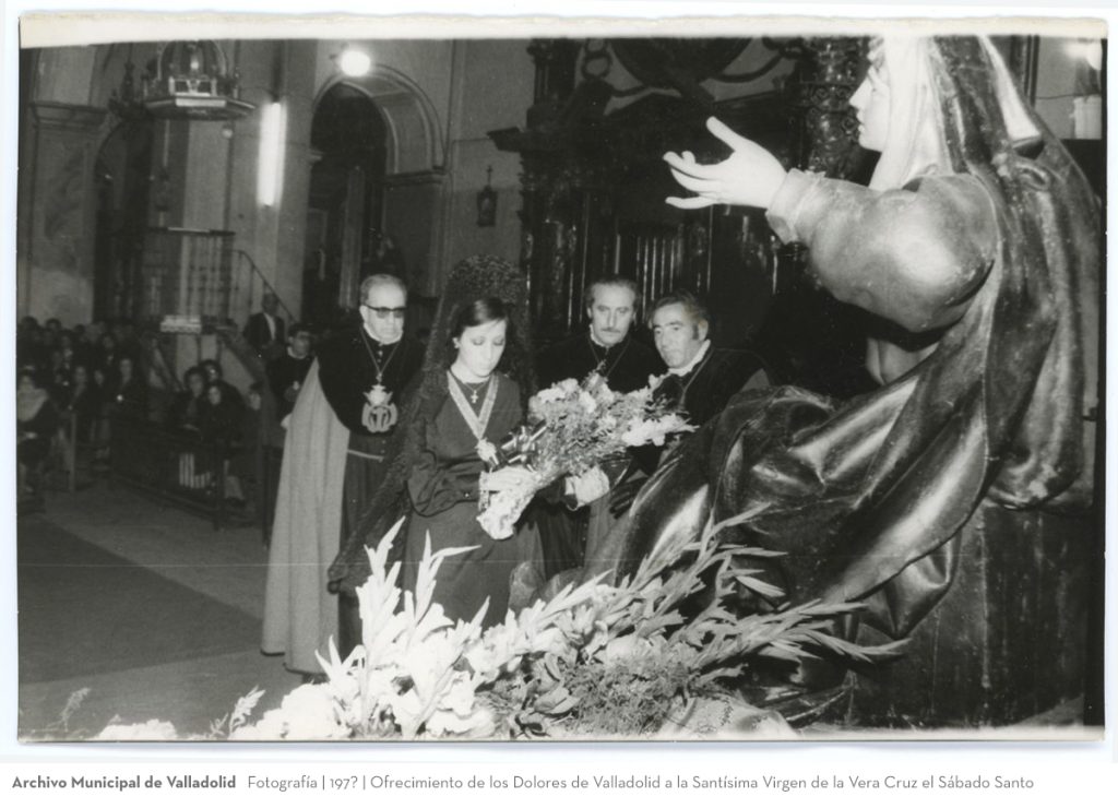 Fotografía. 197? Ofrecimiento de los Dolores de Valladolid a la Santísima Virgen de la Vera Cruz el Sábado Santo