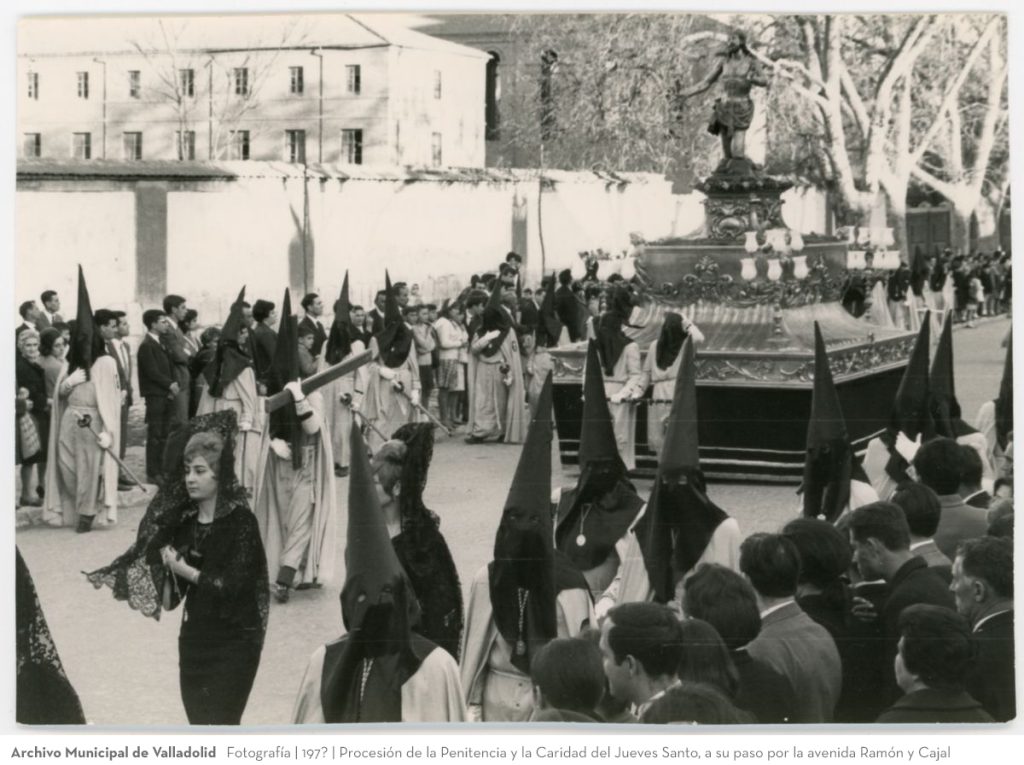 Fotografía. 197? Procesión de la Penitencia y la Caridad del Jueves Santo, a su paso por la avenida Ramón y Cajal