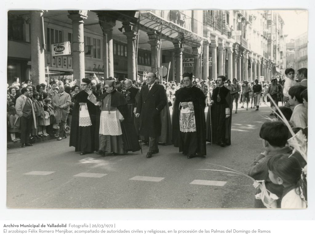 Fotografía. 26/03/1972. El arzobispo Félix Romero Menjíbar, acompañado de autoridades civiles y religiosas, en la procesión de las Palmas del Domingo de Ramos