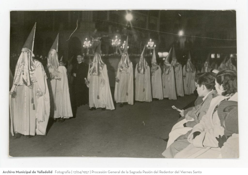 Fotografía. 17/04/1957. Procesión General de la Sagrada Pasión del Redentor del Viernes Santo