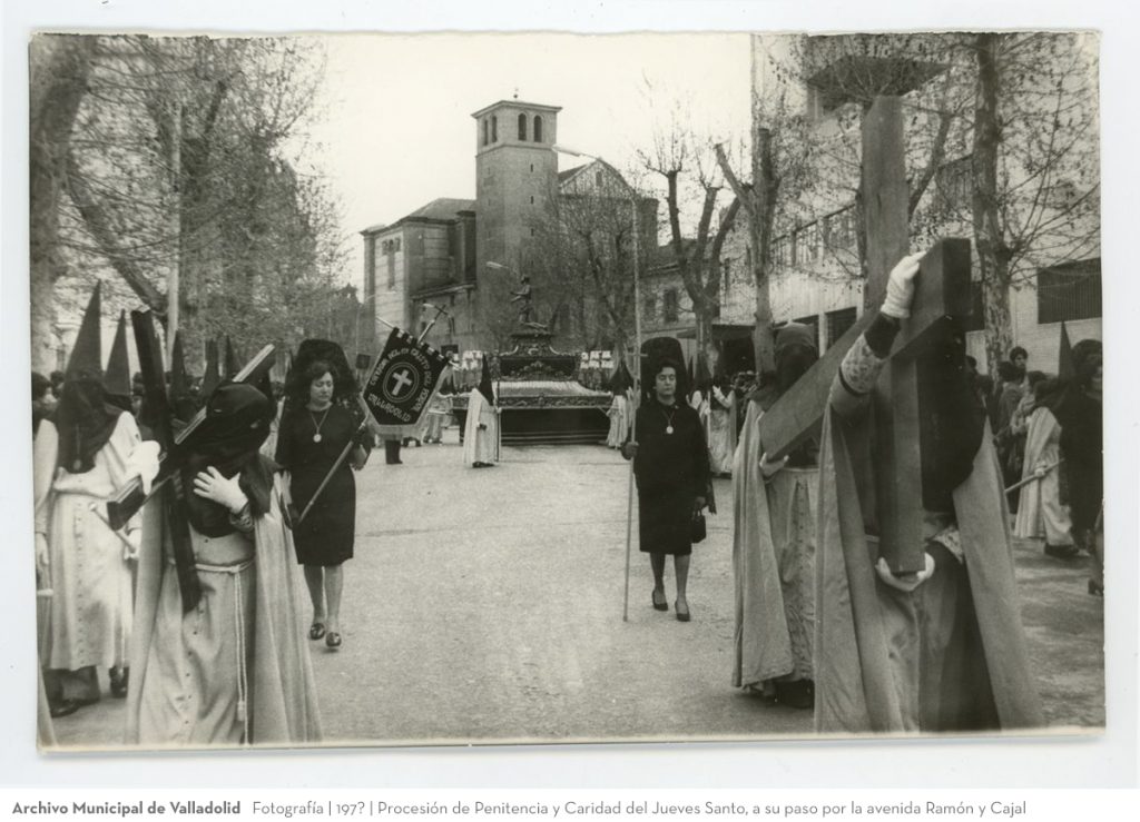 Fotografía. 197? Procesión de Penitencia y Caridad del Jueves Santo, a su paso por la avenida Ramón y Cajal