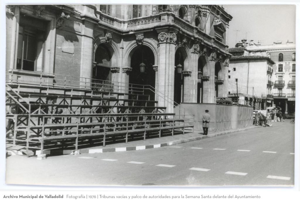 Fotografía. 1976. Tribunas vacías y palco de autoridades para la Semana Santa delante del Ayuntamiento