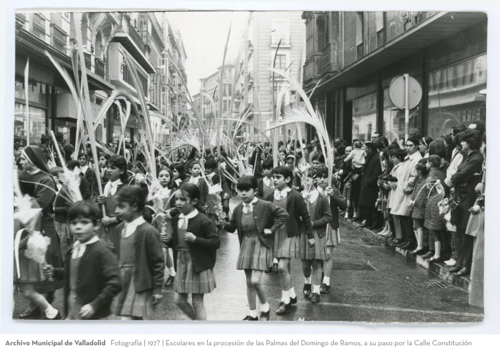 Fotografía. 197? Escolares en la procesión de las Palmas del Domingo de Ramos, a su paso por la Calle Constitución