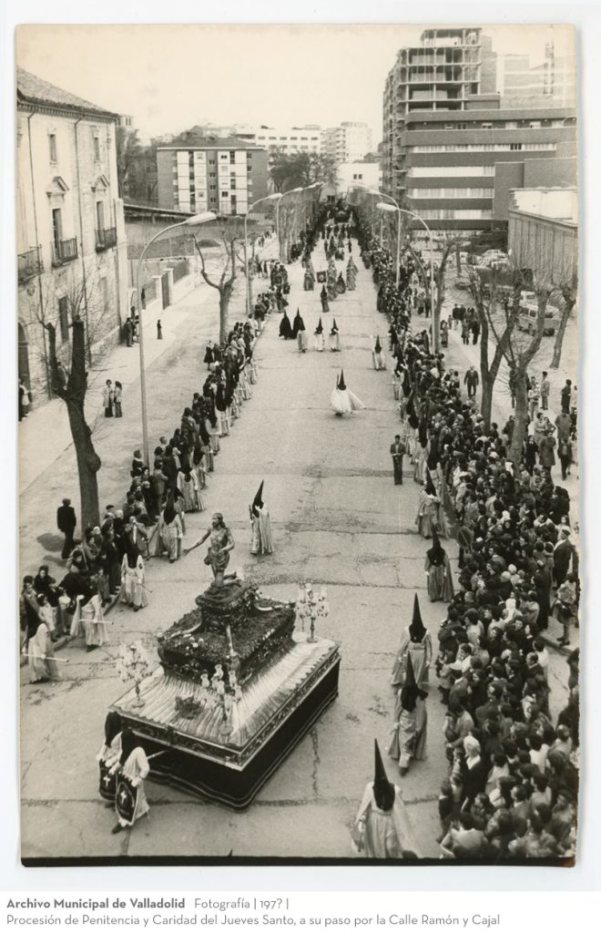 Fotografía. 197? Procesión de Penitencia y Caridad del Jueves Santo, a su paso por la Calle Ramón y Cajal