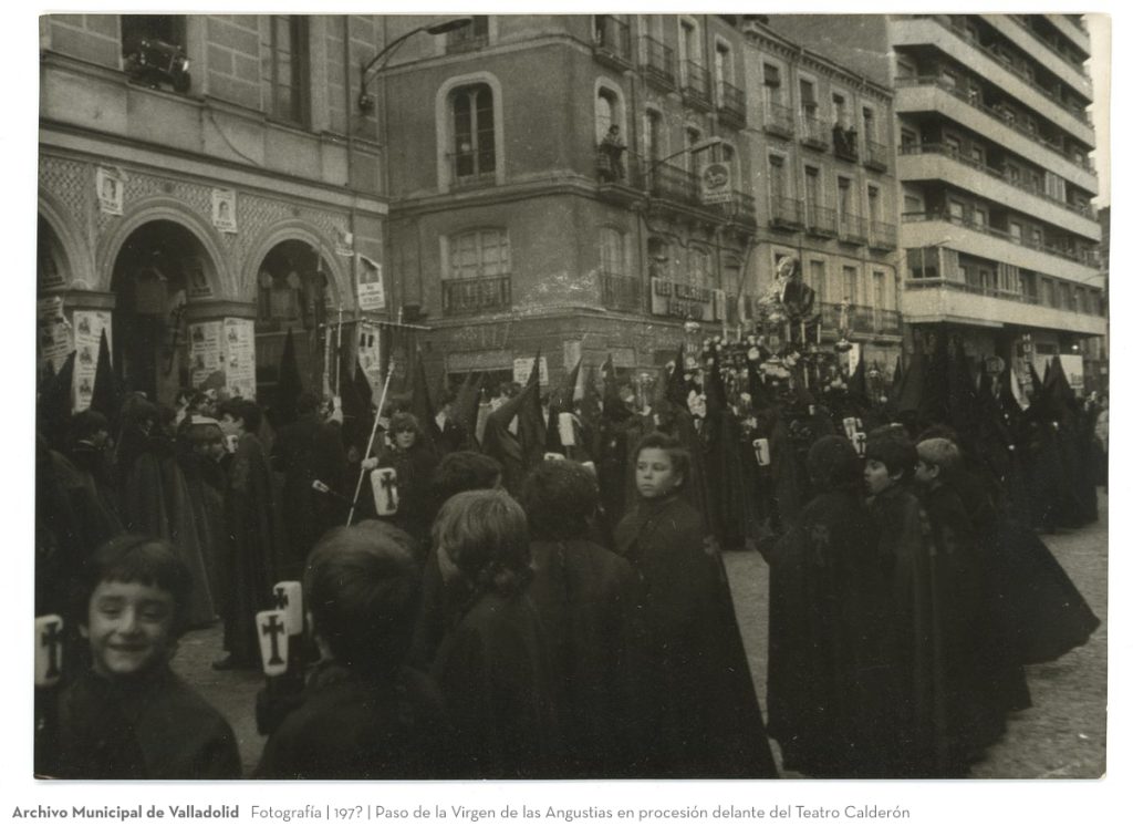 Fotografía. 197? Paso de la Virgen de las Angustias en procesión delante del Teatro Calderón