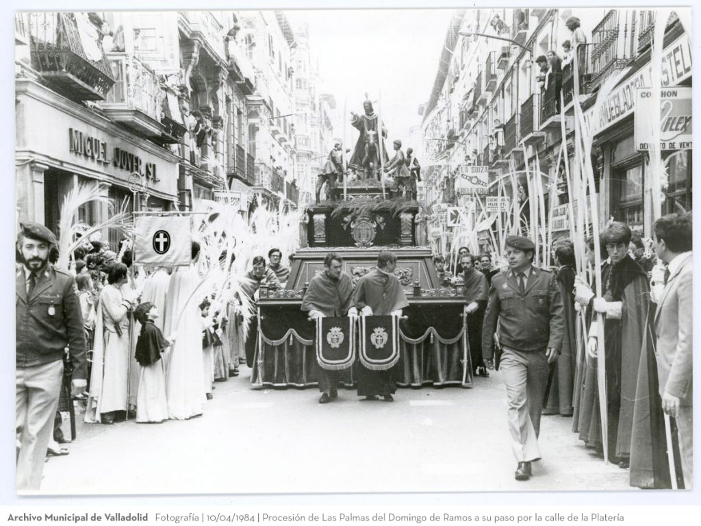 Fotografía. 10/04/1984. Procesión de Las Palmas del Domingo de Ramos a su paso por la calle de la Platería