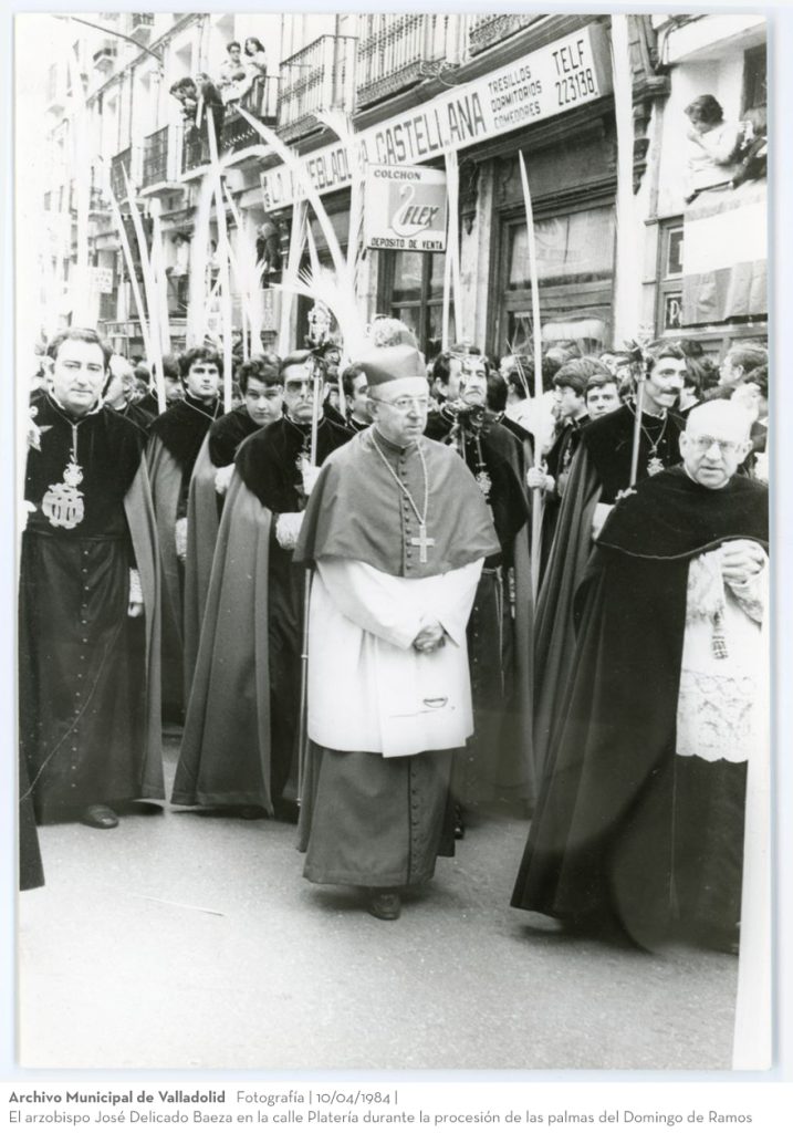 Fotografía. 10/04/1984. El arzobispo José Delicado Baeza en la calle Platería durante la procesión de las palmas del Domingo de Ramos