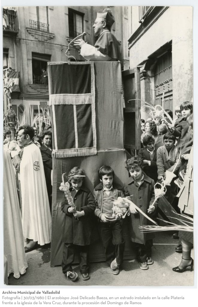 Fotografía. 30/03/1980. El arzobispo José Delicado Baeza, en un estrado instalado en la calle Platería frente a la iglesia de la Vera Cruz, durante la procesión del Domingo de Ramos