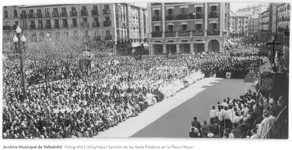 Fotografía. 17/04/1954. Sermón de las Siete Palabras en la Plaza Mayor