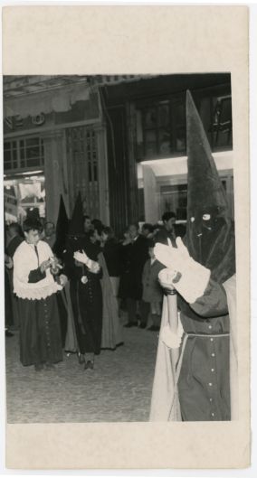 Fotografía. 197? Cofrades de la Vera Cruz encendiendo los cirios antes de una procesión