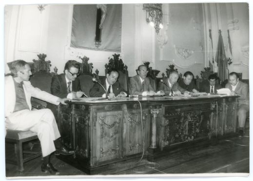 Fotografía. 1976. La Junta General de Semana Santa en el Salón de Plenos del Ayuntamiento