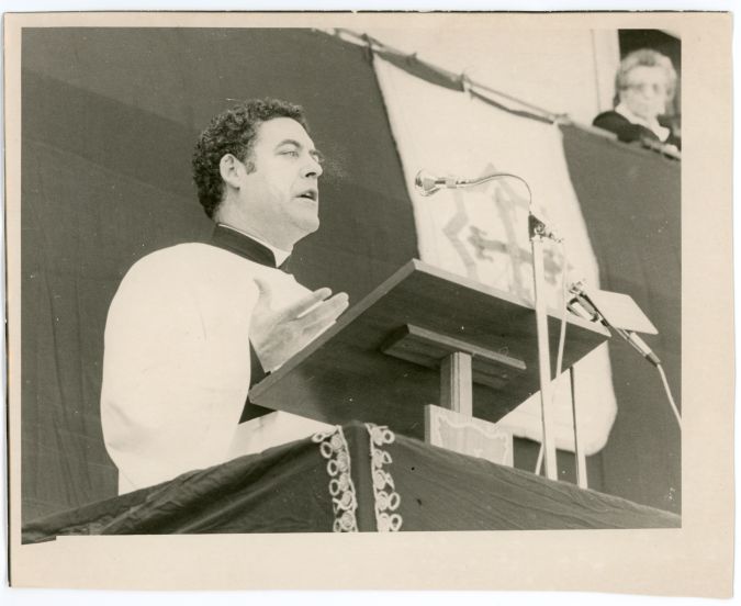 Fotografía. 10/04/1984. El sacerdote Sebastían Centeno se dirige al público durante el Sermón de las Siete Palabras de Viernes Santo