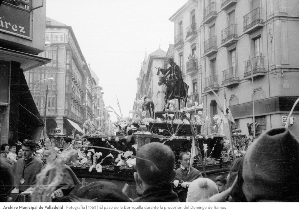 Fotografía. 1963. El paso de la Borriquilla durante la procesión del Domingo de Ramos